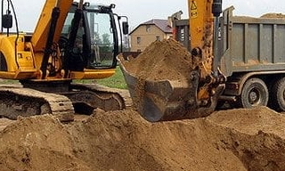 Выкопать яму экскаватором в Черкесске от 921 руб. - 2Землекопа-Чрк
